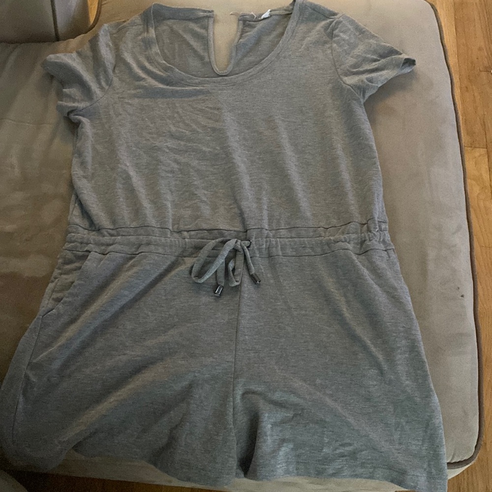 Size xl comfy romper (button is missing )
